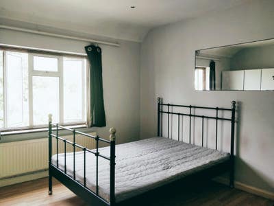 Big Double Room &pound;900 to Let @ East Acton Main Photo