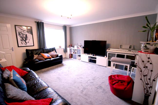 Comfortable &Furnished Double Room in Tidy House  Main Photo