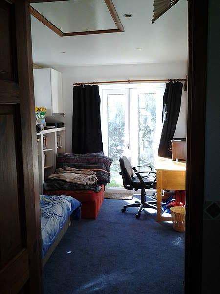 Downstairs single with ensuite near town centre Main Photo