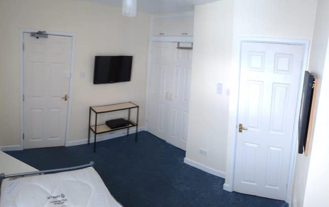 Quiet En-Suite Room Swindon SN1 Main Photo