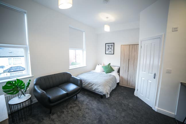 Vicarage Rd | Large Double En-Suite Rooms Main Photo