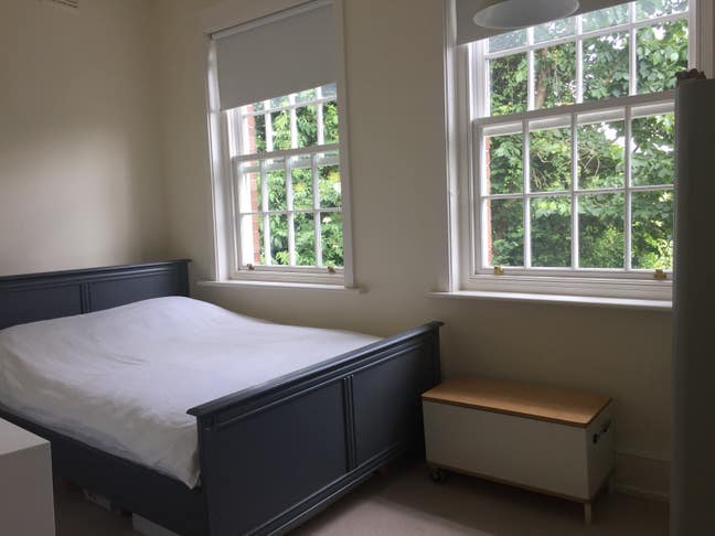 Lovely double room in large Flat Main Photo