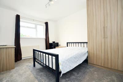 Ensuite Rooms, large kitchen, large garden Main Photo