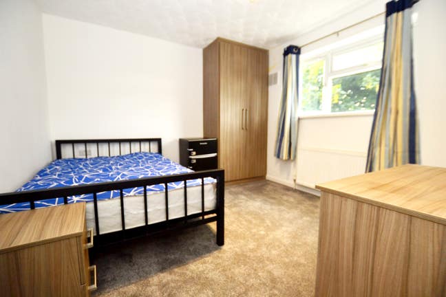 Ensuite Rooms, large kitchen, large garden Main Photo