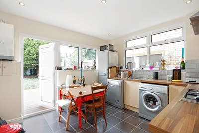 Great 2 Double Bedroom Garden Flat SW19! Main Photo