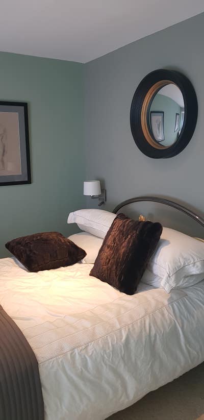 Modern room with private lounge & bathroom. Main Photo