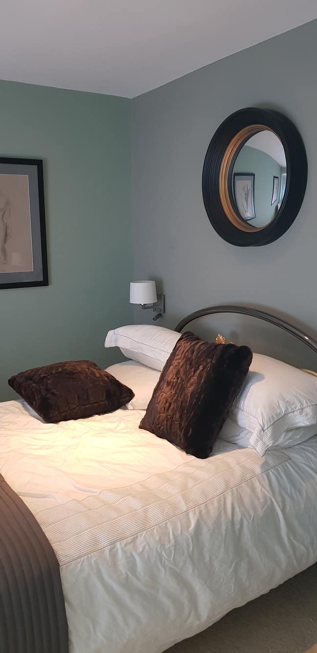 Modern room with private lounge & bathroom. Main Photo