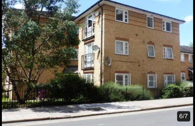  2  Bedroom  Flat  to  share  (Female  only)  Main Photo