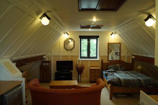 Self contained annexe with en-suite above garage.  Main Photo