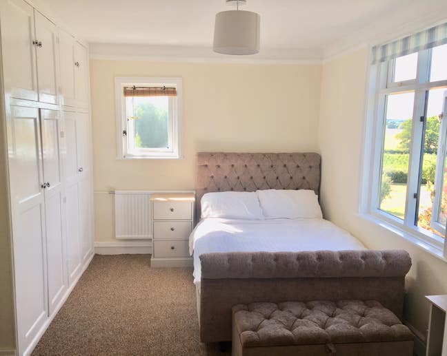Double bedroom with large en suite bathroom Main Photo