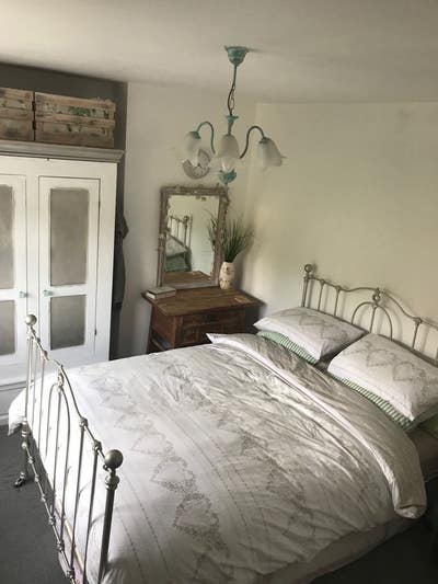 Large double room in beautiful home & garden Main Photo