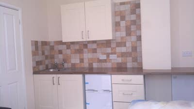 Bedsit with En-suite & Private Access  Main Photo