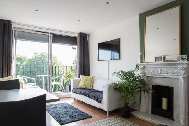 Double room, lots of privacy + allocated parking Main Photo
