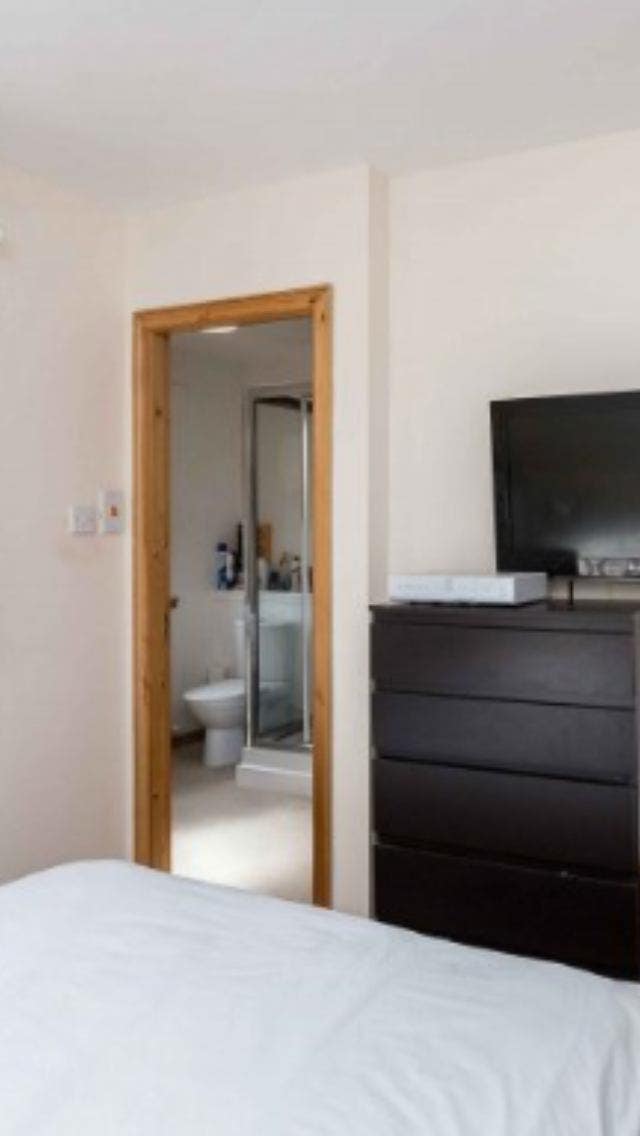 Bedroom en suite to rent in quiet residential area Main Photo