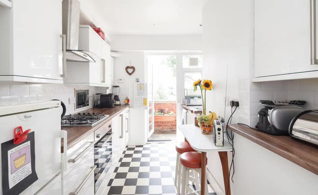 Spacious room in homely central flat  Main Photo