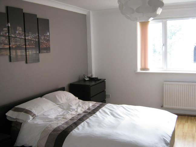 One room in modern townhouse near leisure Pk  Main Photo