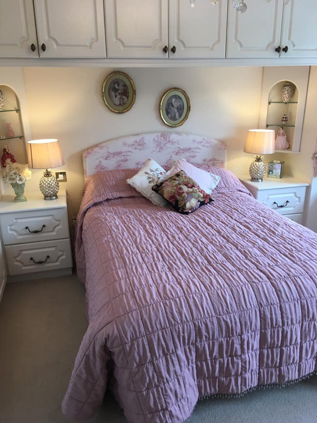 Lovely ensuite bedroom to let in detached house  Main Photo