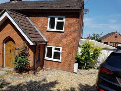 Charming 2-Bedroom Cottage To Let Main Photo