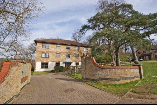 Double bedroom available to rent in 2 bed flat Main Photo