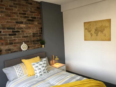 Double En Suite Room in the Heart of Denton! Main Photo