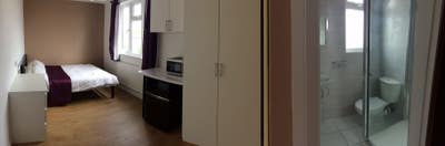 Dbl Ensuite room 5mins to Gants Hill Station Main Photo