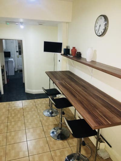 Freshly Decorated HUGE  Double Room available Main Photo