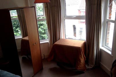 Large rooms for professionals and key workers.. Main Photo