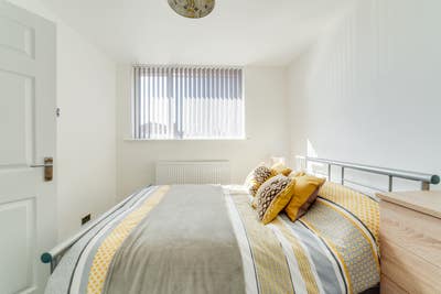 Pt Furnished Modern 2 Bed Flat with Parking Main Photo