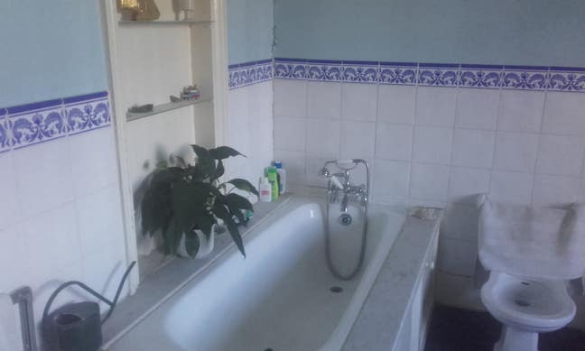 Double room for single use in large family house  Main Photo