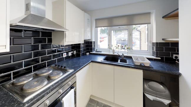 Double room in friendly house with private patio Main Photo
