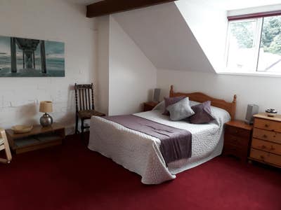 Large Light Double En-Suite Attic Room Main Photo