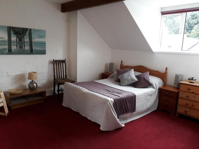 Large Light Double En-Suite Attic Room Main Photo
