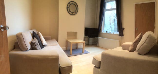 Double room in newly refurbished house. Main Photo