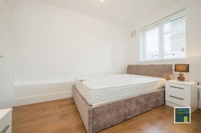 Prof share, nxt to river/H'Smith. Bills included Main Photo