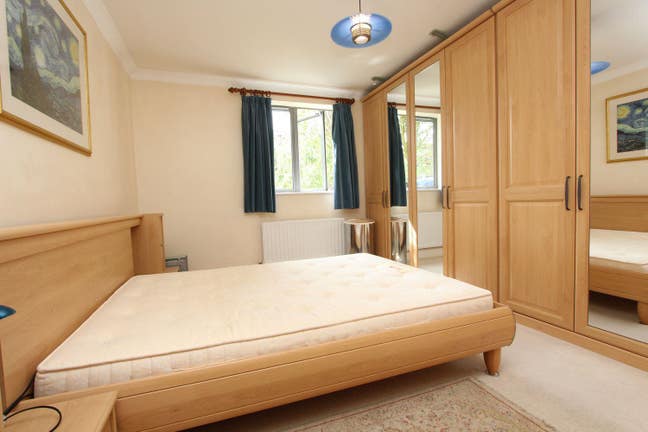 Westferry Amazing Modern Ensuite available now  Main Photo