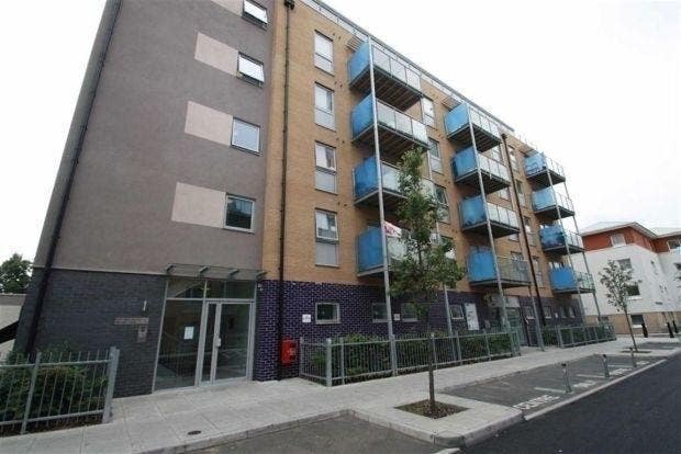 Luxury 2 bed (1 ensuite) excellent location Main Photo
