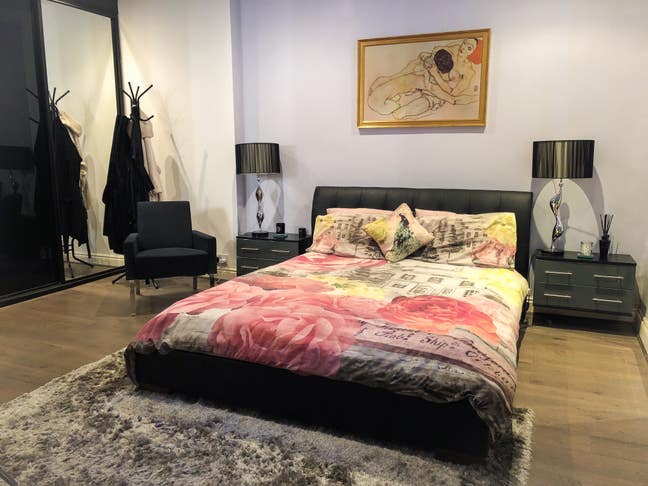 Spacious Master Bedroom In Large Contemporary Flat Main Photo