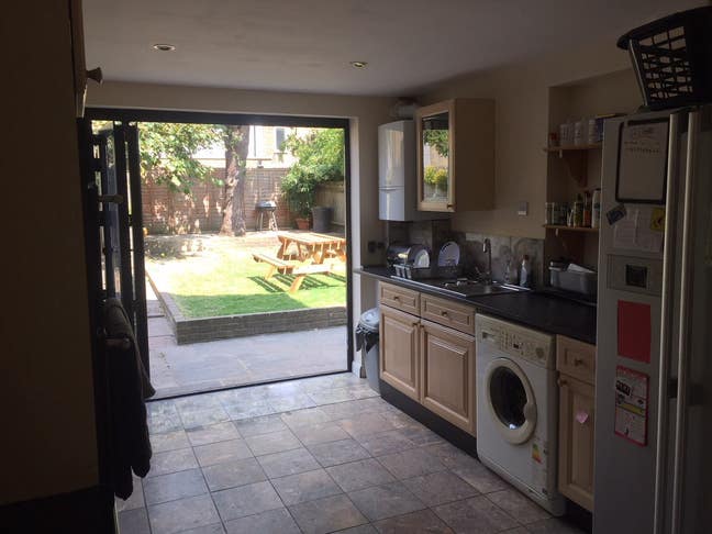 Awesome room in our amazing Wimbledon House Main Photo