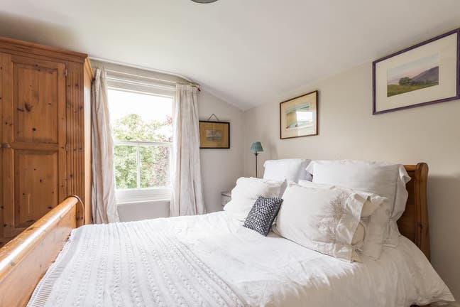 Lovely double bedroom with own bathroom. Main Photo