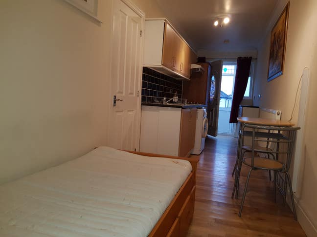 Self-contained Studio Room for a Professional  Main Photo
