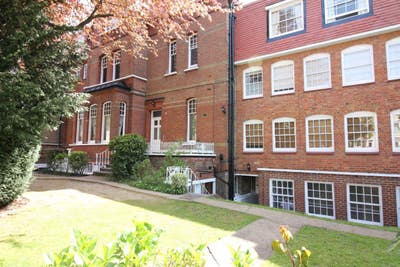 Beautiful studio apartment in Putney Main Photo