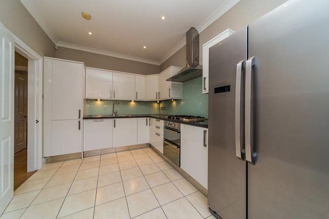 Quiet double room in a Fully Refurbished house Main Photo