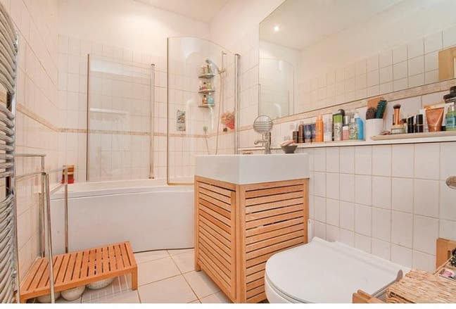 A Large Room Walking Distance to Kingx Main Photo