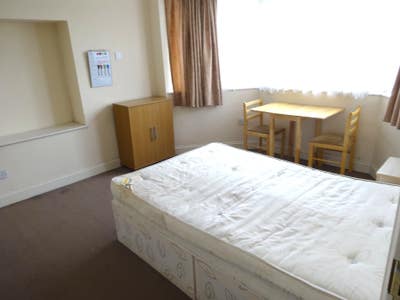 Spacious Double Room in NW9  Main Photo
