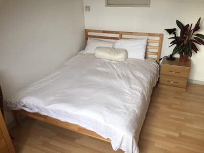 Spacious double bedroom by West Norwood station Main Photo