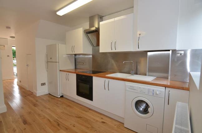 Large Room Near Canary Wharf, 2 Mins to Dlr Zone 2 Main Photo