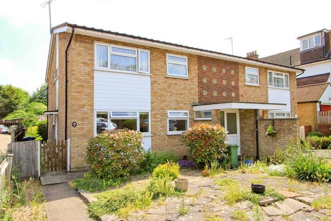 Lovely Double Room 3 mins walk from Pinner station Main Photo