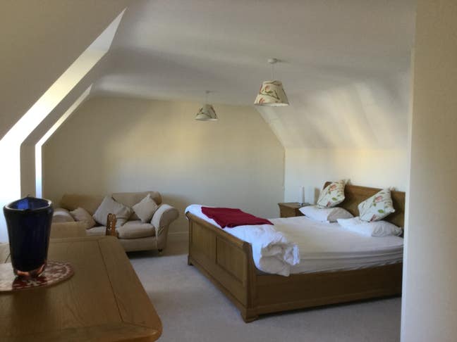 Large living area in stunning country setting Main Photo