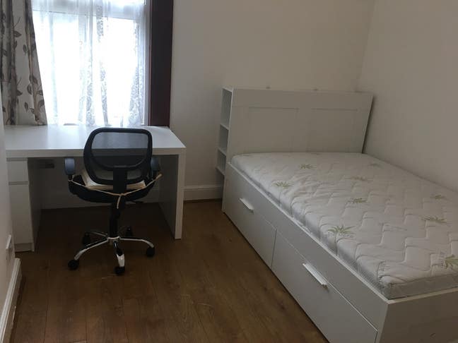Bright Furnished Rooms for Professional Females –  Main Photo