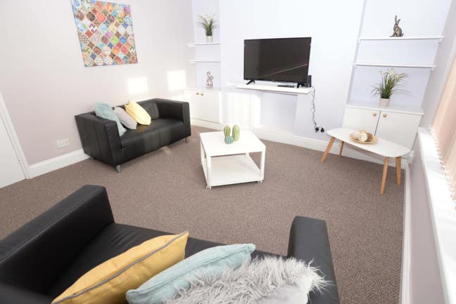 Double Room in Central Newport Main Photo